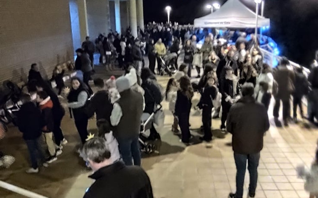 LES CARTES ALS VISIRS REIALS OBRIN LA PROGRAMACIÓ DE REIS 2026 DE GATA. El Centre Social Integrat va ser el lloc, davant la inestabilitat del temps