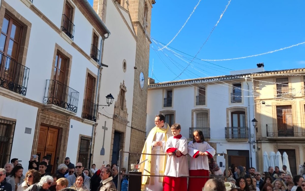 ELS VEÏNS DEL RAVAL I EL POBLE DE GATA FESTEJEN A SANT ANTONI. Les festes al sant amb fred, però sense aigua