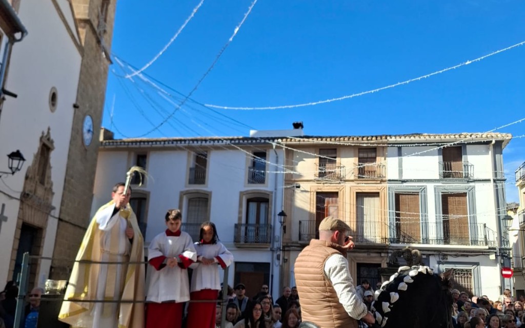 ELS VEÏNS DEL RAVAL I EL POBLE DE GATA FESTEJEN A SANT ANTONI. Les festes al sant amb fred, però sense aigua