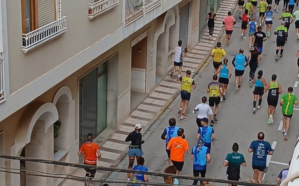 EL CORREDOR ROBERT HARRISON DEL LLEBEIG DE XÀBIA GUANYA LA XXVII VOLTA POPULAR A GATA. Han participat 1.100 corredors. La primera dona, María Isabel Ferrer. Els primers gaters, Albert Cuenca i Alvan Salvá