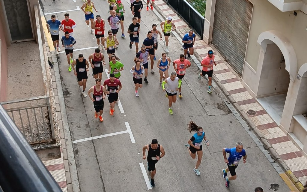 EL CORREDOR ROBERT HARRISON DEL LLEBEIG DE XÀBIA GUANYA LA XXVII VOLTA POPULAR A GATA. Han participat 1.100 corredors. La primera dona, María Isabel Ferrer. Els primers gaters, Albert Cuenca i Alvan Salvá