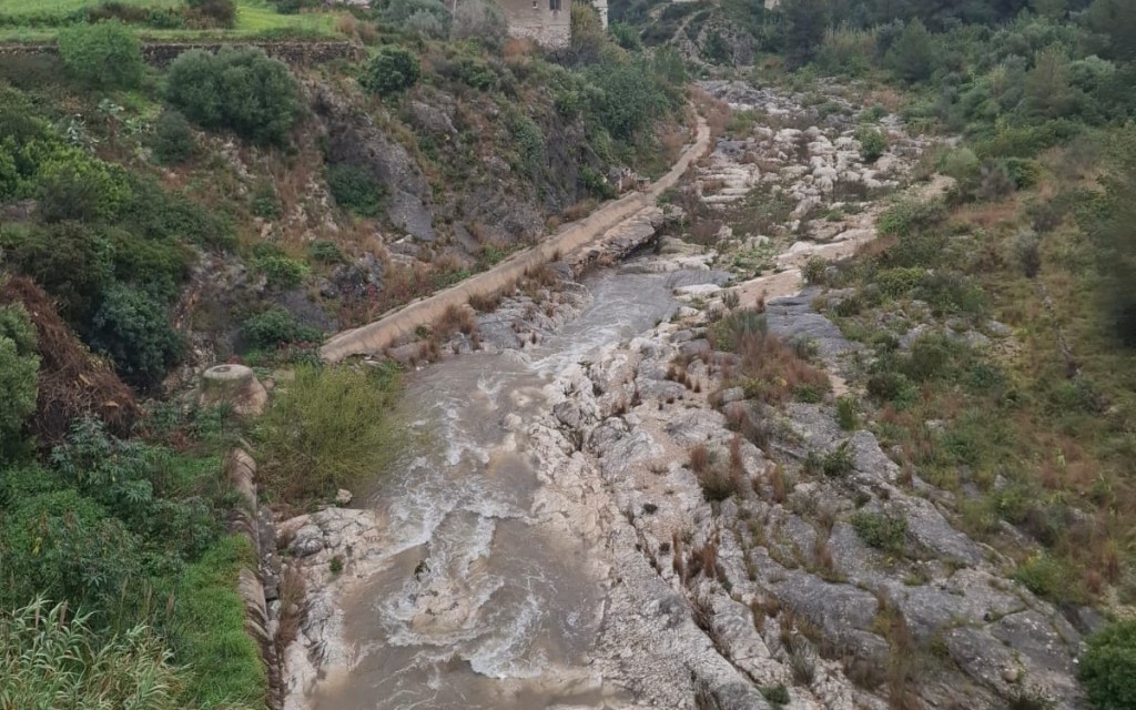 HA TORNAT A VINDRE EL RIU. SEGONA VEGADA A L'ANY 2026. Les pluges de les muntanyes han superat els 90 litres. A Gata, 33. El cap del riu ha arribat aquesta vesprada