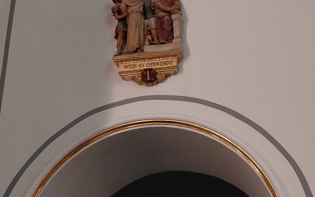 RESTAUREN DOS ESTACIONS DEL VIA CRUCIS DE L'ESGLÉSIA PARROQUIAL DE GATA, PER VIA D'URGÈNCIA