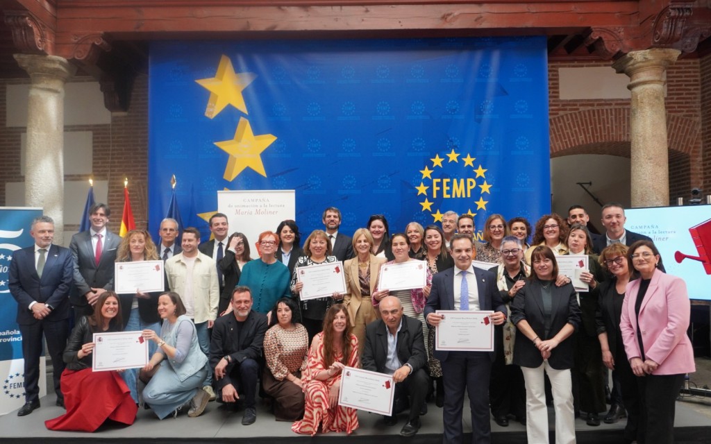 EL MINISTRE DE CULTURA ENTREGA EL DIPLOMA D'UN DELS 10 PREMIS ESPECIALS MARIA MOLINER A LA BIBLIOTECA DE GATA. Les dos bibliotecàries, la regidora de Cultura i l'alcalde el reben a Madrid