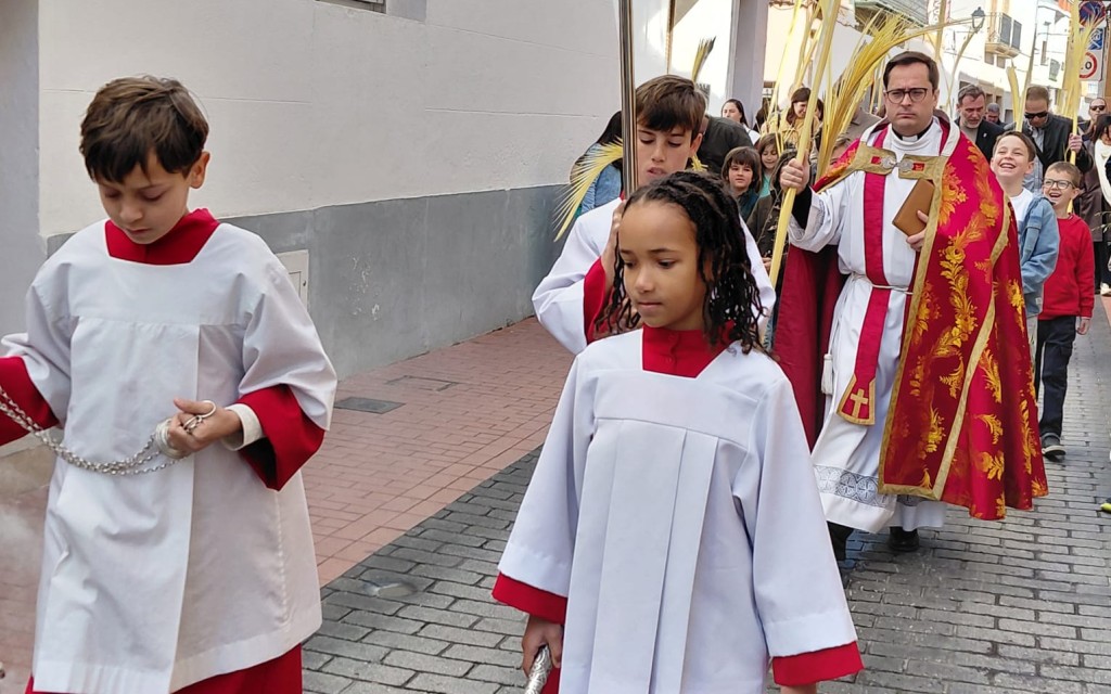 LA PROCESSÓ DE RAMS OBRI LA SETMANA SANTA: A Gata, processó des de la Plaça Nova al temple. Hui és el tradicional Dinar de Diumenge Rams. Abans eren "els Foguerils"