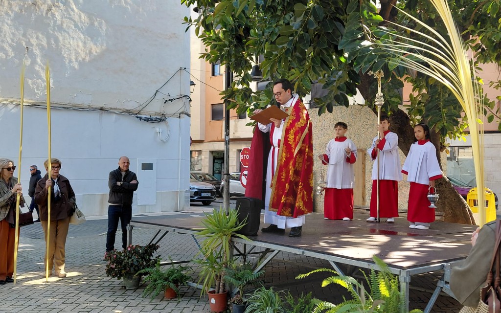 LA PROCESSÓ DE RAMS OBRI LA SETMANA SANTA: A Gata, processó des de la Plaça Nova al temple. Hui és el tradicional Dinar de Diumenge Rams. Abans eren "els Foguerils"