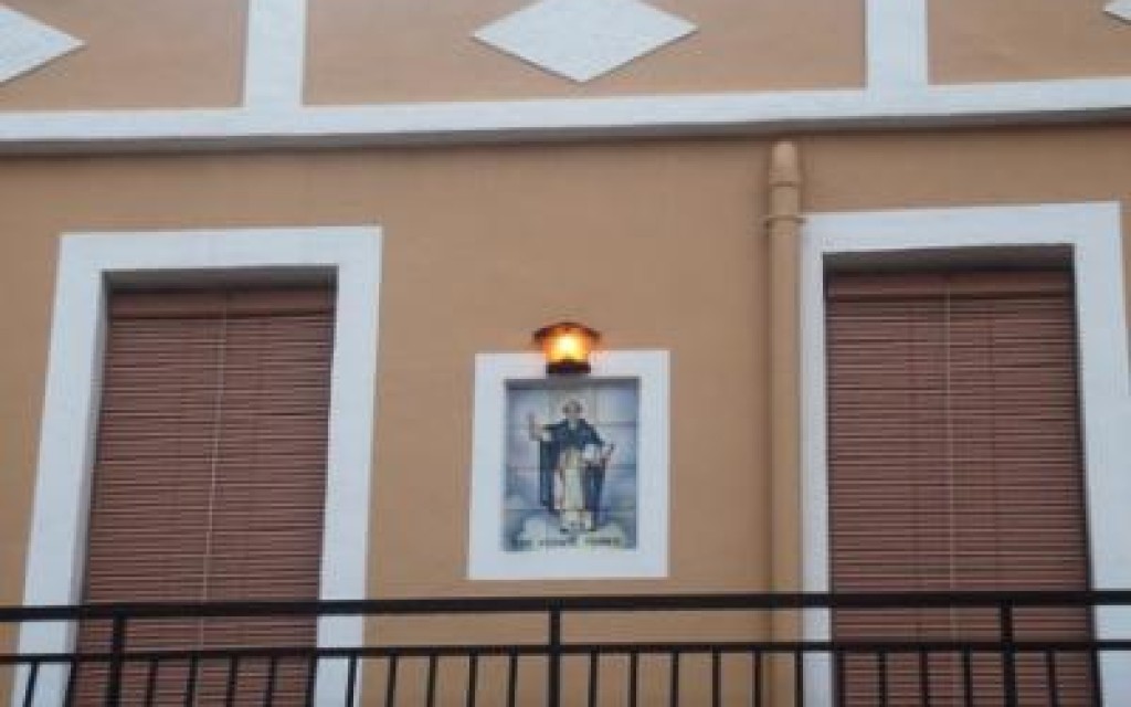 HUI ÉS SANT VICENT FERRER, PATRÓ MOLT ARRELAT A LA COMARCA. GATA LI TÉ DEDICAT UN CARRER I QUATRE MANIFESTACIONS ARTÍSTIQUES