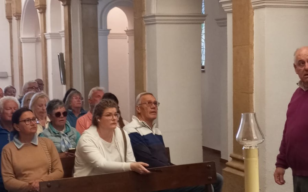 VEÏNS DE GATA RESIDENCIAL VISITEN EL CENTRE URBÀ, L'ERMITA I LA FÀBRICA DE SOMBREROS SIGNES HATS: Un pas més cap a la integració en el poble