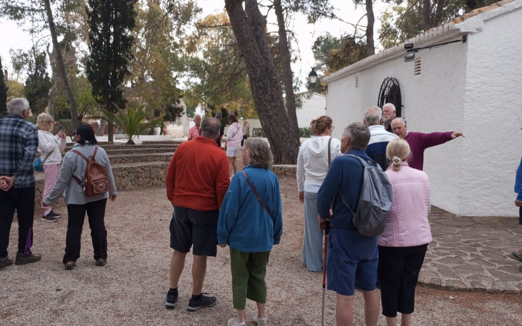 VEÏNS DE GATA RESIDENCIAL VISITEN EL CENTRE URBÀ, L'ERMITA I LA FÀBRICA DE SOMBREROS SIGNES HATS: Un pas més cap a la integració en el poble