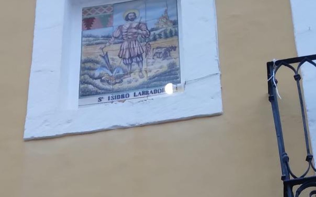 HUI DIA 15 ÉS SANT ISIDRE. AL CARRER TEULADA DE GATA TÉ UN PLAFÓ CERÀMIC DEL PATRÓ DELS LLAURADORS