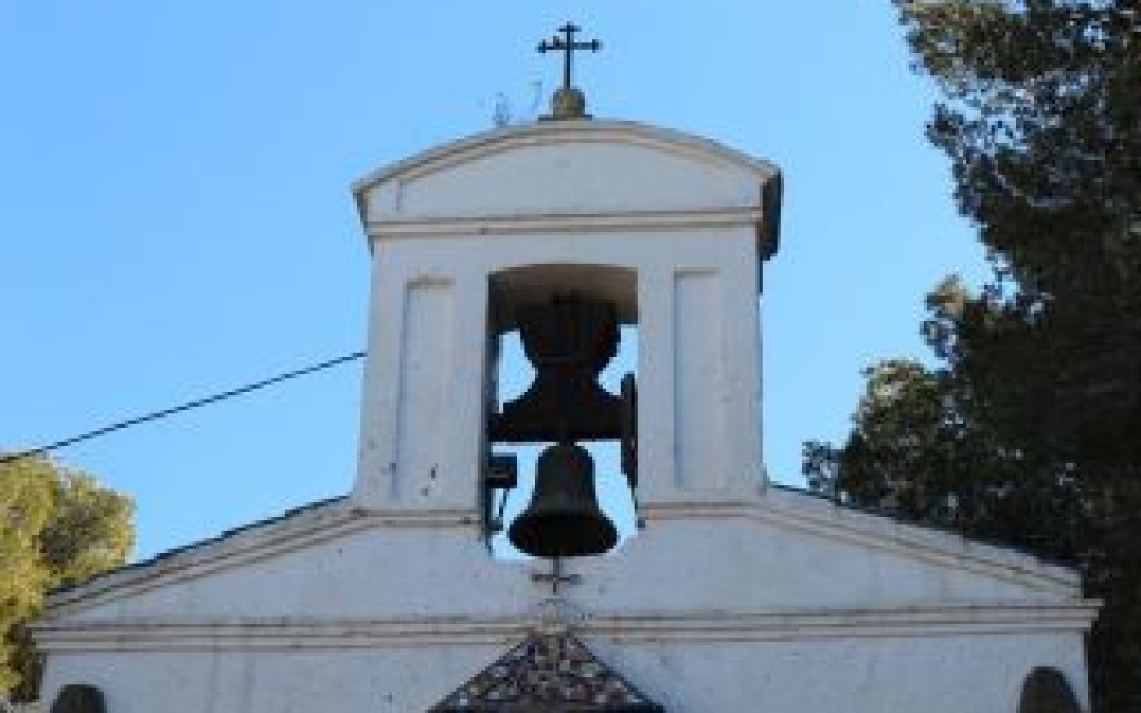 LES CAMPANES CONVOQUEN A LA FESTA. La torre campanar de Gata en té cinc i l'ermita una. Es va alçar de 1962 a 1963 (Vídeo, volteig de campanes)