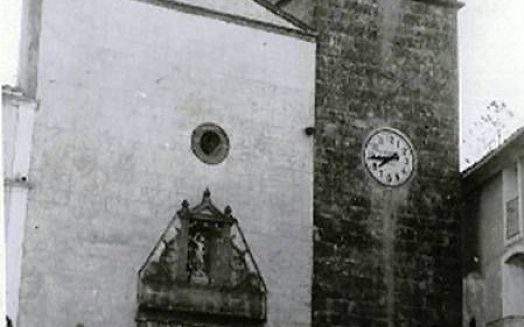 LES CAMPANES CONVOQUEN A LA FESTA. La torre campanar de Gata en té cinc i l'ermita una. Es va alçar de 1962 a 1963 (Vídeo, volteig de campanes)
