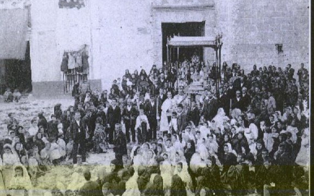 DEMÀ, CELEBRACIÓ DE LA FESTA DEL CORPUS CHRISTI A GATA: engalanament de carrers, processó amb la custodia sota palis, cobertors a les façanes, comulgants, taules de parada