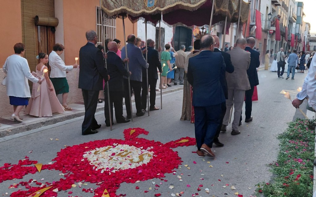 CELEBRACIÓ DEL CORPUS A GATA. La novetat, del carrer Signes retorna la processó a la plaça