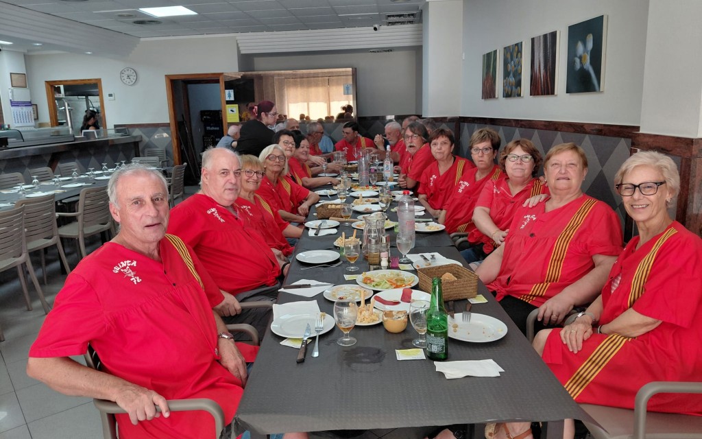 AHIR, GATA 2026. LES QUINTADES OMPLIN DE COLOR LA FESTA. L'ALCANTARILLAT VA FESTEJAR ELS 40 ANYS DE QUINTÀ. Retrobament de quintes i quintos