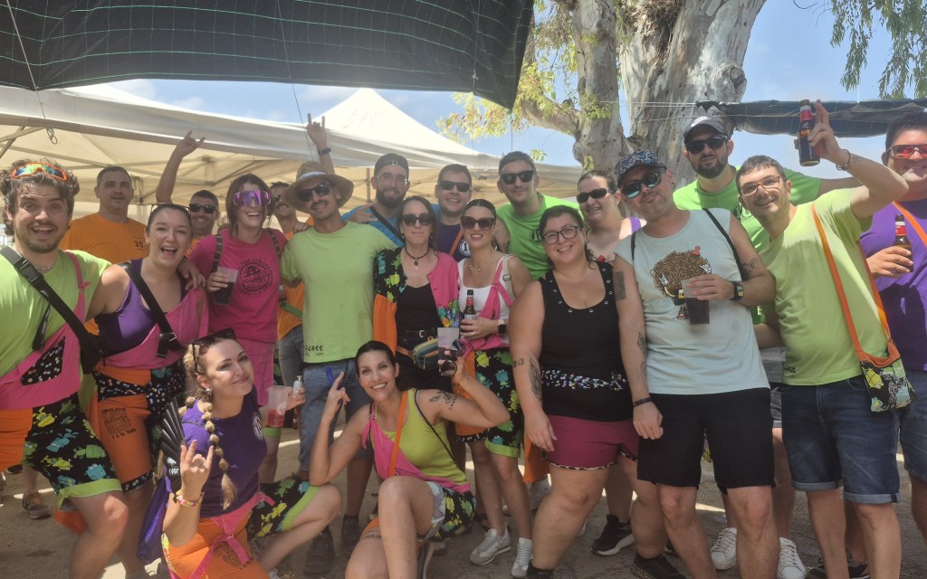 AHIR, GATA 2026. LES QUINTADES OMPLIN DE COLOR LA FESTA. L'ALCANTARILLAT VA FESTEJAR ELS 40 ANYS DE QUINTÀ. Retrobament de quintes i quintos