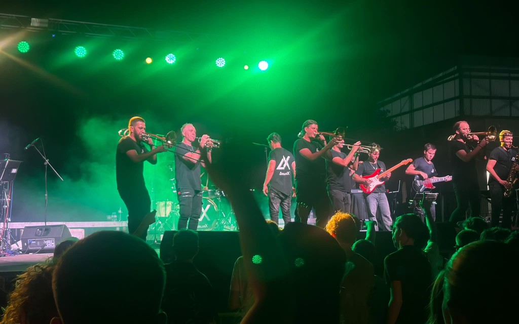 COLORIT I GRAN AMBIENT A LA DESFILADA DE GRUPS A PEU I CARROSSES DE GATA. Per la nit, el conjunt instrumental Avalanx va ser tota una sorpresa