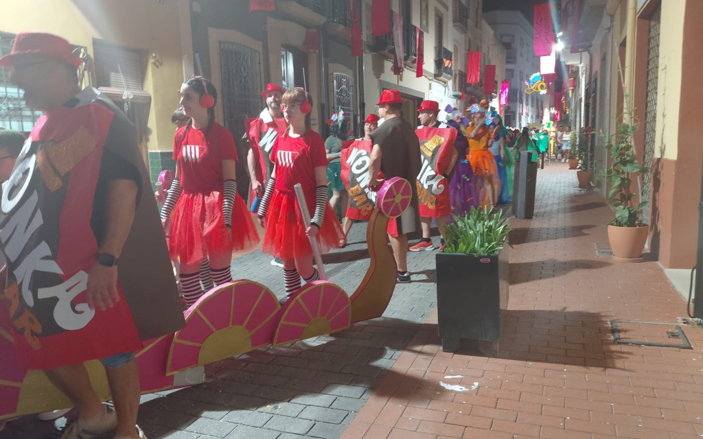 FESTES GATA 2026. ANIT, GRAN DESFILADA DE DISFRESSES. Hui dia 4, tot el dia dedicat al bou i les tradicions. A la nit, Marxa Nocturna del GEG