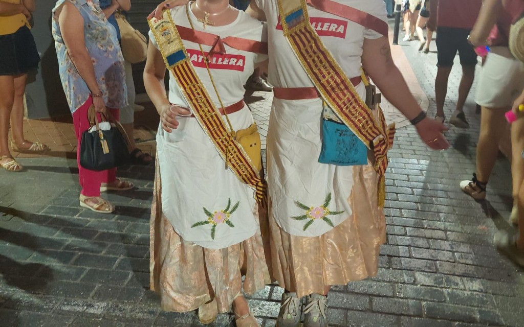 FESTES GATA 2026. ANIT, GRAN DESFILADA DE DISFRESSES. Hui dia 4, tot el dia dedicat al bou i les tradicions. A la nit, Marxa Nocturna del GEG
