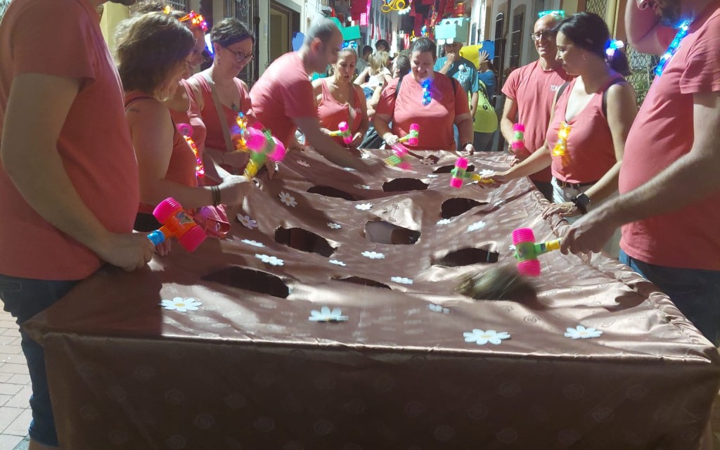 FESTES GATA 2026. ANIT, GRAN DESFILADA DE DISFRESSES. Hui dia 4, tot el dia dedicat al bou i les tradicions. A la nit, Marxa Nocturna del GEG