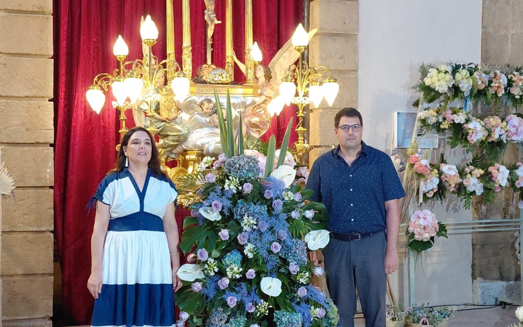 AHIR, LA VESPRA: COLORIDA OFRENDA FLORAL AL CRIST: Famílies, quadrilles, grups parroquials, penyes, quintades, festers i corporació