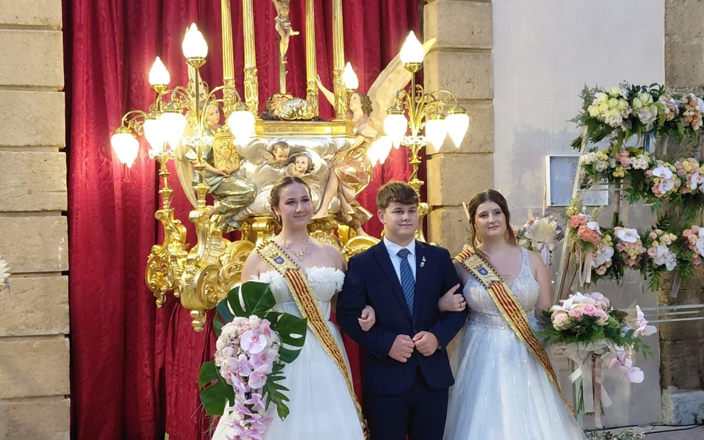 AHIR, LA VESPRA: COLORIDA OFRENDA FLORAL AL CRIST: Famílies, quadrilles, grups parroquials, penyes, quintades, festers i corporació