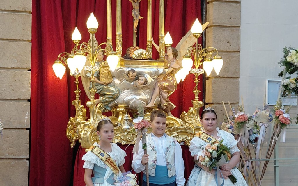 AHIR, LA VESPRA: COLORIDA OFRENDA FLORAL AL CRIST: Famílies, quadrilles, grups parroquials, penyes, quintades, festers i corporació