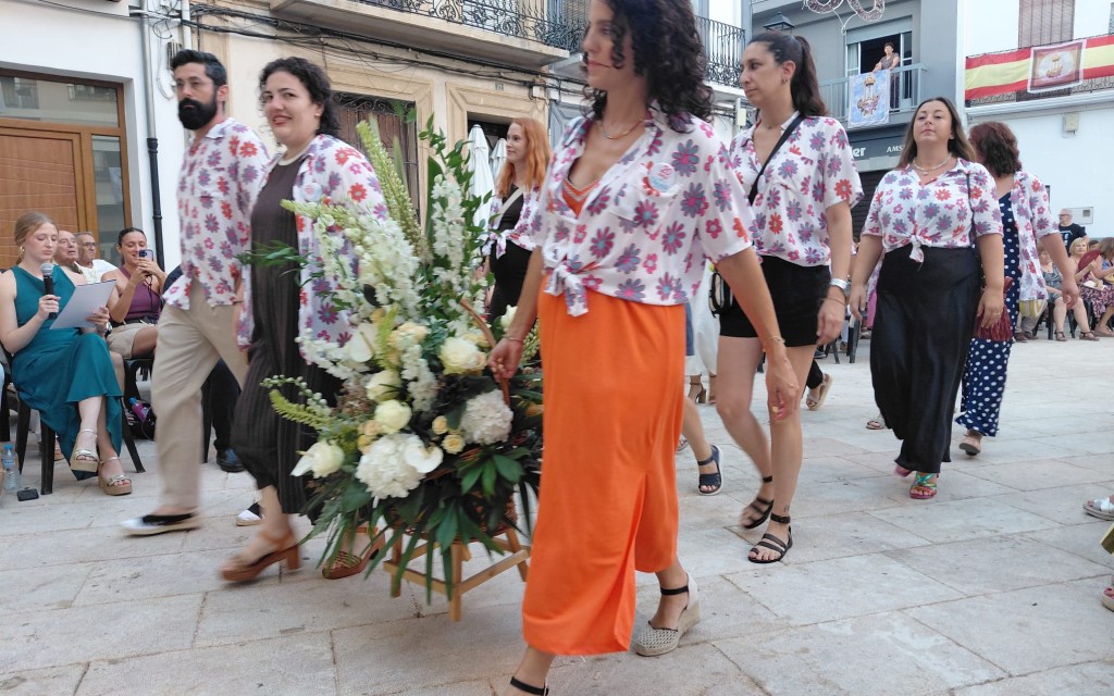 AHIR, LA VESPRA: COLORIDA OFRENDA FLORAL AL CRIST: Famílies, quadrilles, grups parroquials, penyes, quintades, festers i corporació