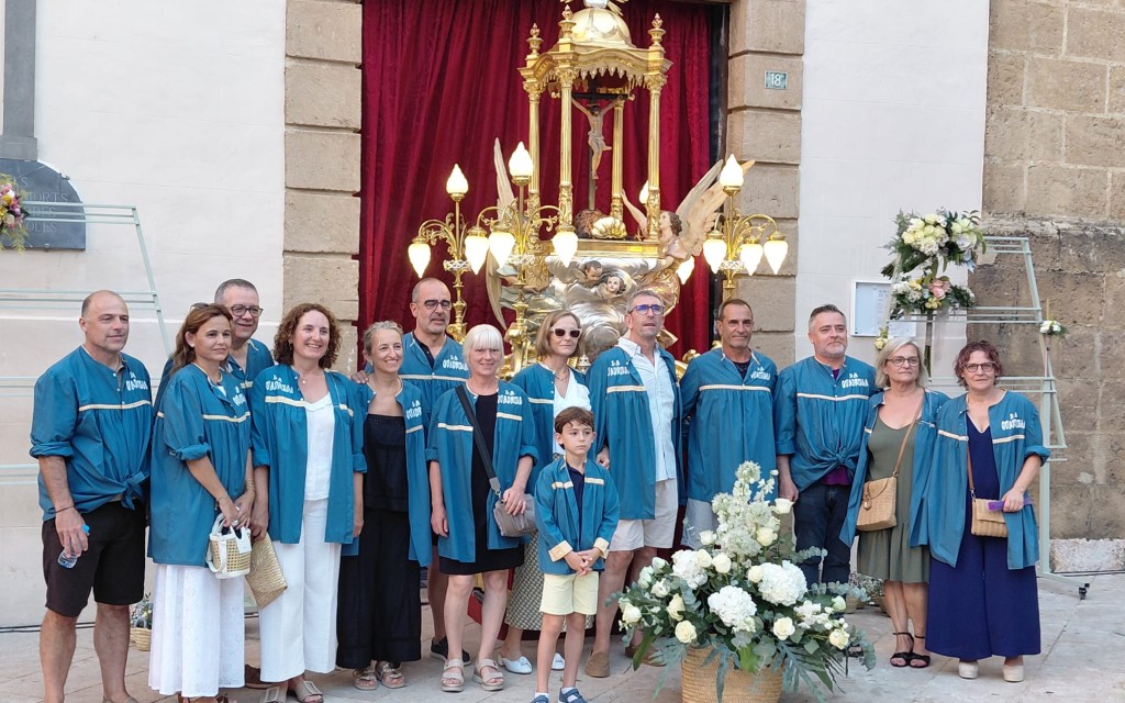 AHIR, LA VESPRA: COLORIDA OFRENDA FLORAL AL CRIST: Famílies, quadrilles, grups parroquials, penyes, quintades, festers i corporació