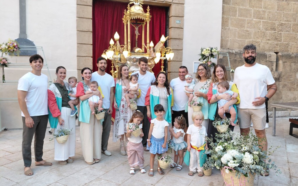 AHIR, LA VESPRA: COLORIDA OFRENDA FLORAL AL CRIST: Famílies, quadrilles, grups parroquials, penyes, quintades, festers i corporació