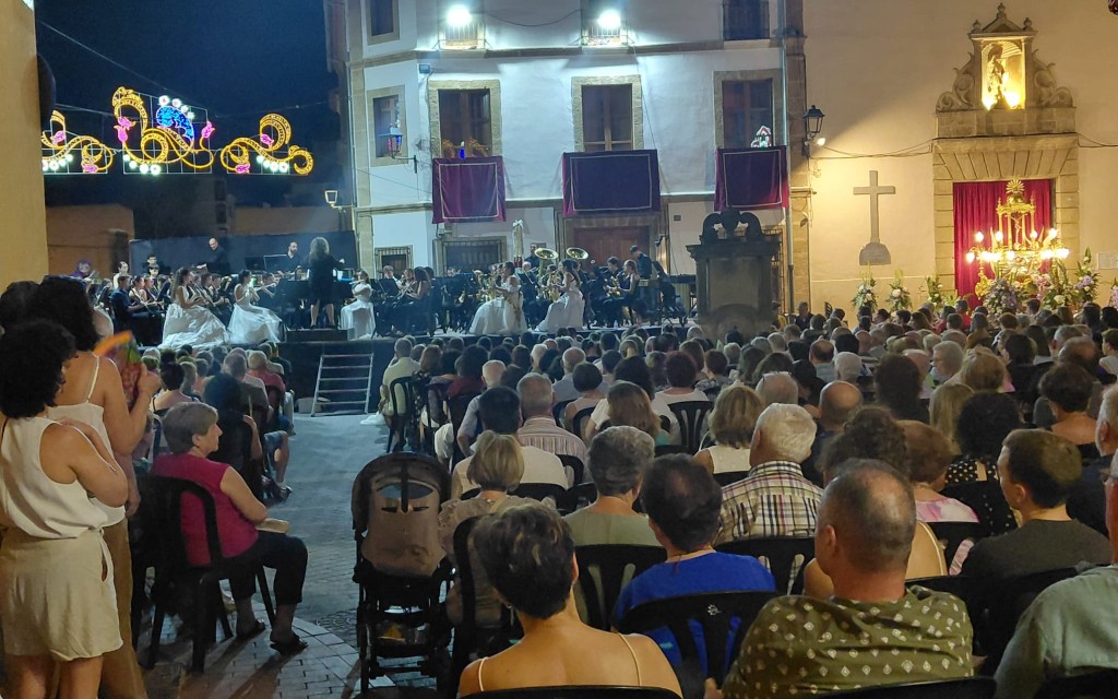 AHIR, LA VESPRA: FESTES GATA: EXCEPCIONAL REVETLA AMB LA DIRECTORA MERCHE FEMENÍA I EL DIRECTOR JUAN ESPINOSA