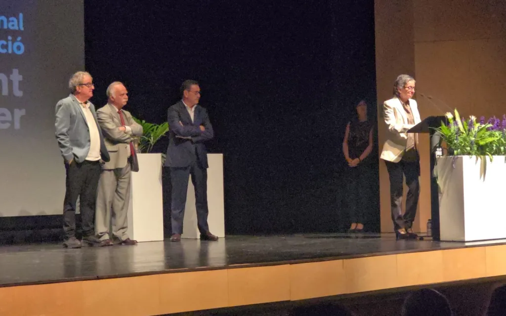 ACTE DE LLIURAMENT DEL III PREMI INTERNACIONAL A L'EDUCACIÓ VICENTE BERENGUER. La comarca fa solidaritat. (Foto portada, Ajuntament Teulada) 36.000 euros en ajuda humanitària