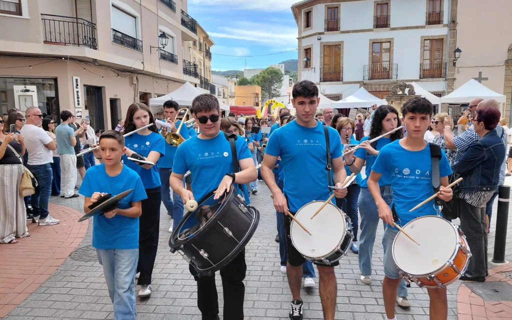BON TEMPS, MOLTA GENT A LA FIRA GATA AL CARRER: HUI, SEGON DIA DE LA XXI EDICIÓ