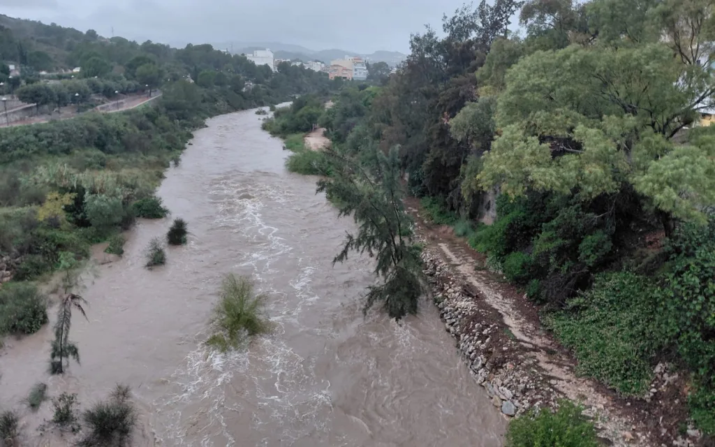 HA TORNAT A VINDRE EL RIU. Bona riuada des de les 6 del matí. ESTEM CONFINATS per la dana Adam