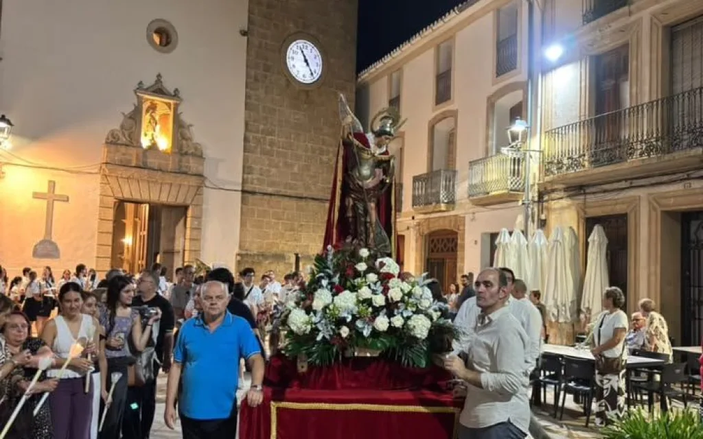 LA MISSA, PROCESSÓ I CASTELL TANQUEN LES FESTES DE SANT MIQUEL A GATA