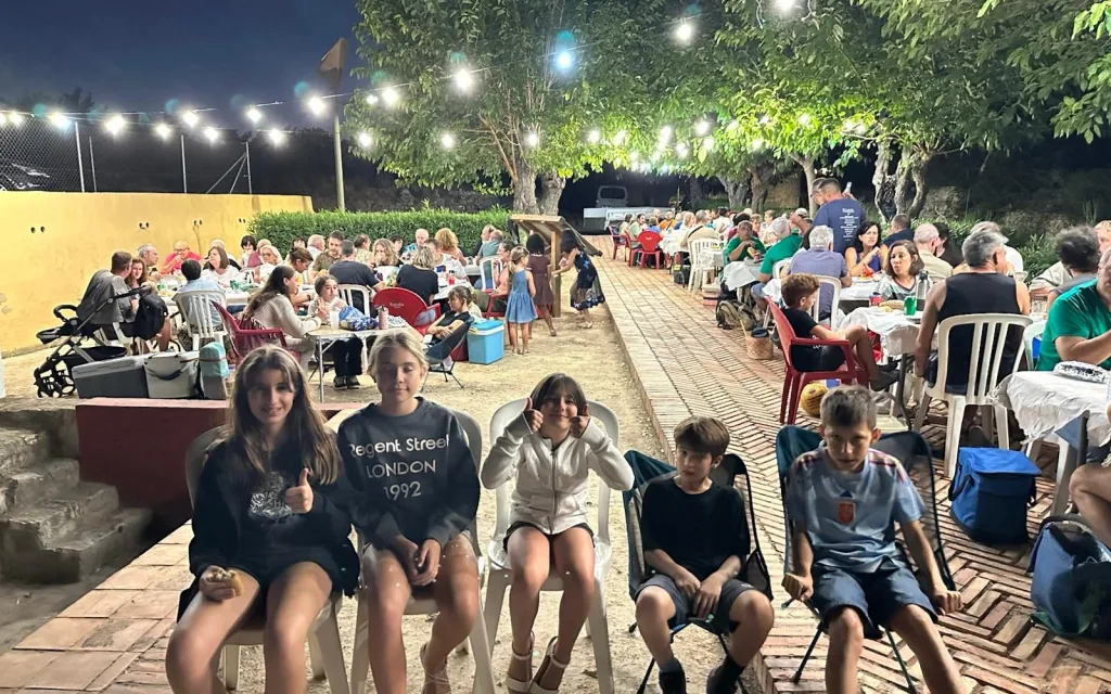 LA MUIXERANGA DE LA MARINA ALTA POSA L'ESPECTACLE PREVI AL SOPAR D'UN CENTENAR DE VEÏNS DE LA RANA