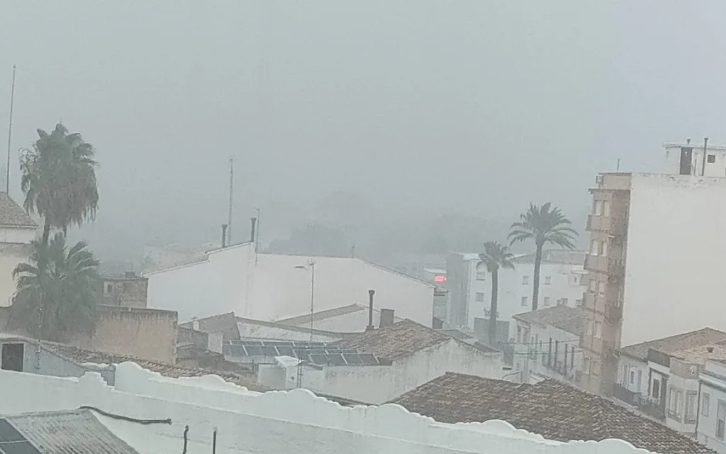 LA TORMENTA SUMA JA A GATA 141 LITRES EN 20 HORES. Alerta roja. Demà dilluns, suspeses les classes