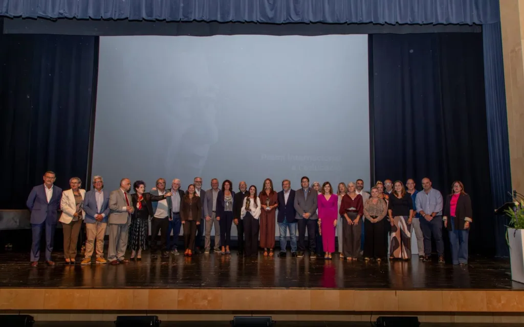 ACTE DE LLIURAMENT DEL III PREMI INTERNACIONAL A L'EDUCACIÓ VICENTE BERENGUER. La comarca fa solidaritat. (Foto portada, Ajuntament Teulada) 36.000 euros en ajuda humanitària