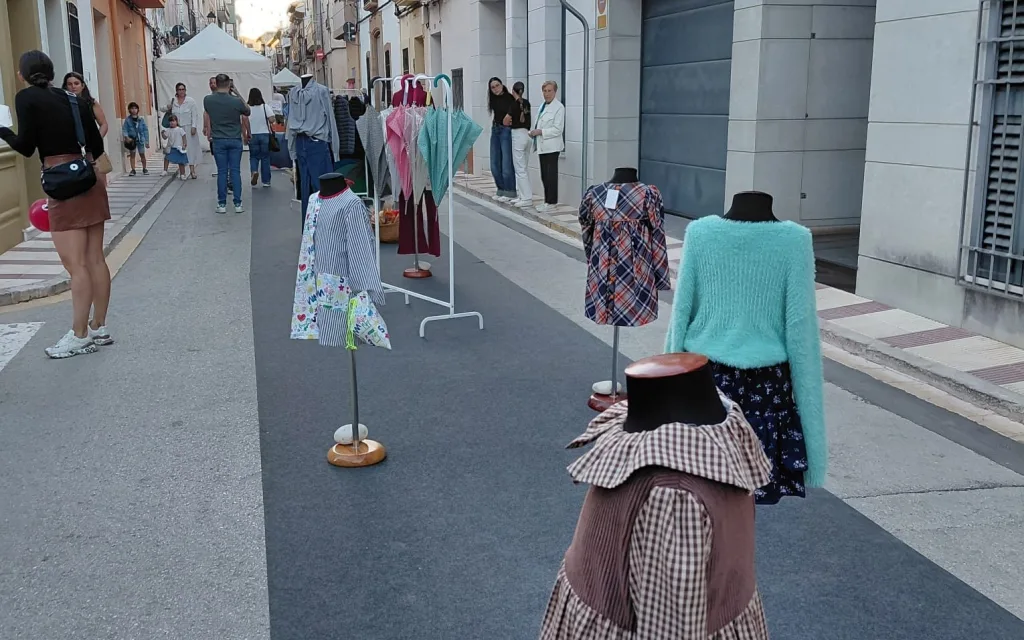 SEGUEIX EL BON TEMPS. HUI, TERCER DIA DE LA FIRA GATA AL CARRER. Totes les activitats. A les 17:30 h. faré la ruta a Ermita i Casa de la Lepra (eixida de la Plaça de l'Església),