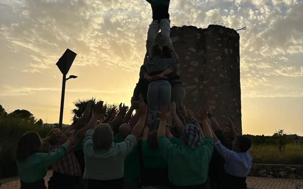 LA MUIXERANGA DE LA MARINA ALTA POSA L'ESPECTACLE PREVI AL SOPAR D'UN CENTENAR DE VEÏNS DE LA RANA