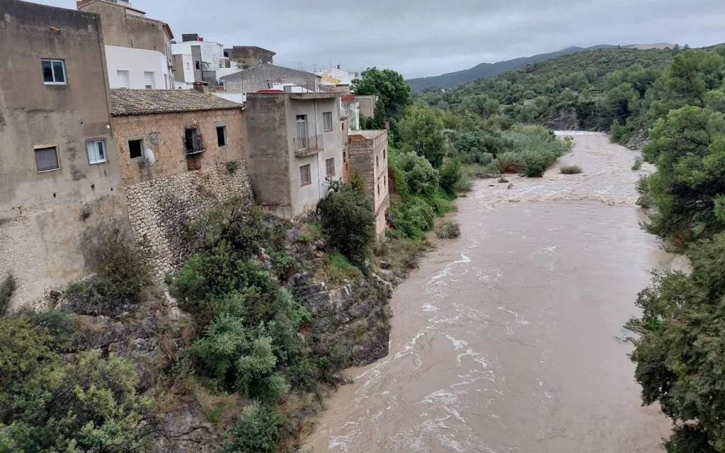 HA TORNAT A VINDRE EL RIU. Bona riuada des de les 6 del matí. ESTEM CONFINATS per la dana Adam