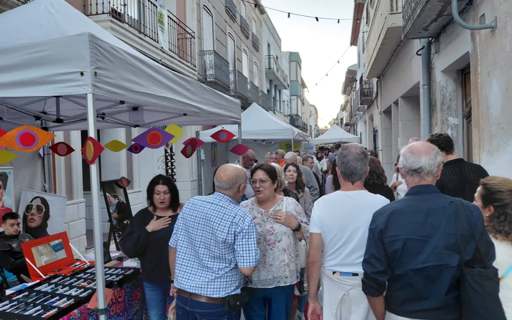 BON TEMPS, MOLTA GENT A LA FIRA GATA AL CARRER: HUI, SEGON DIA DE LA XXI EDICIÓ