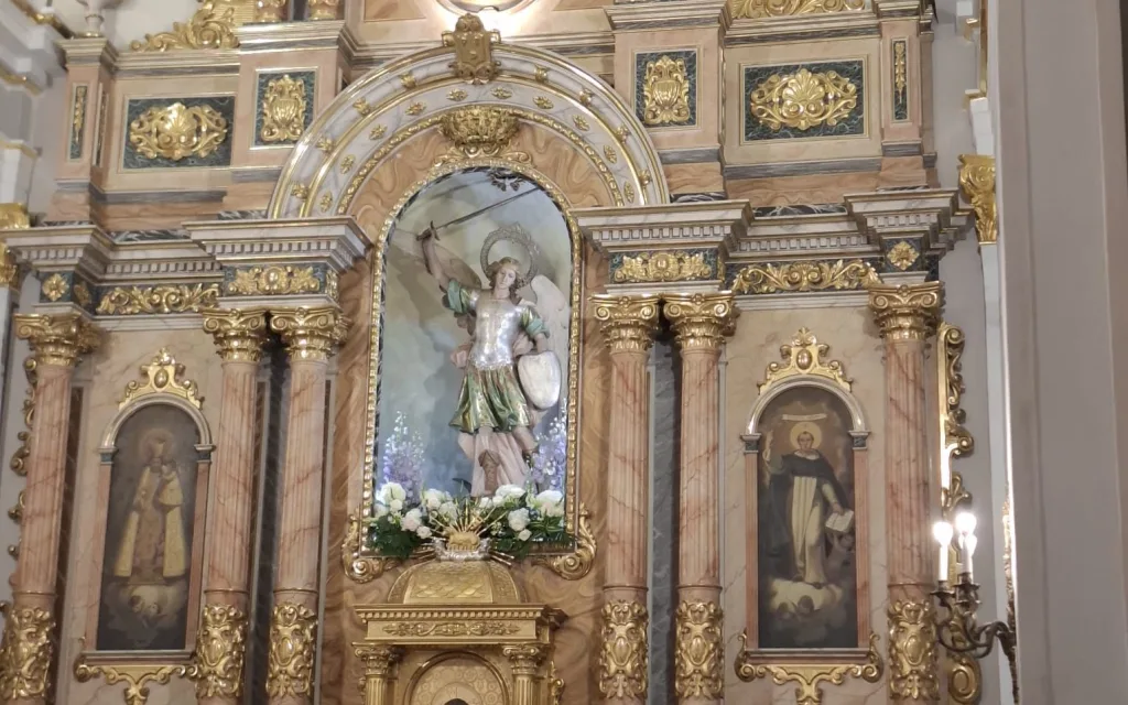 LA MISSA, PROCESSÓ I CASTELL TANQUEN LES FESTES DE SANT MIQUEL A GATA