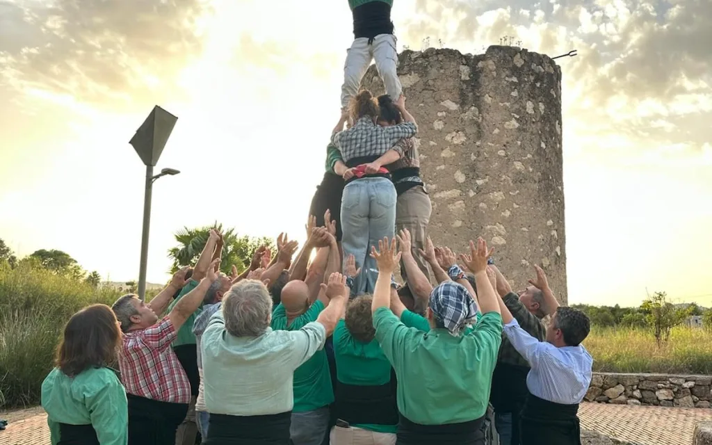 LA MUIXERANGA DE LA MARINA ALTA POSA L'ESPECTACLE PREVI AL SOPAR D'UN CENTENAR DE VEÏNS DE LA RANA