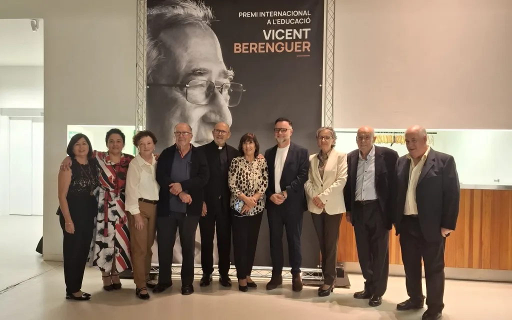ACTE DE LLIURAMENT DEL III PREMI INTERNACIONAL A L'EDUCACIÓ VICENTE BERENGUER. La comarca fa solidaritat. (Foto portada, Ajuntament Teulada) 36.000 euros en ajuda humanitària