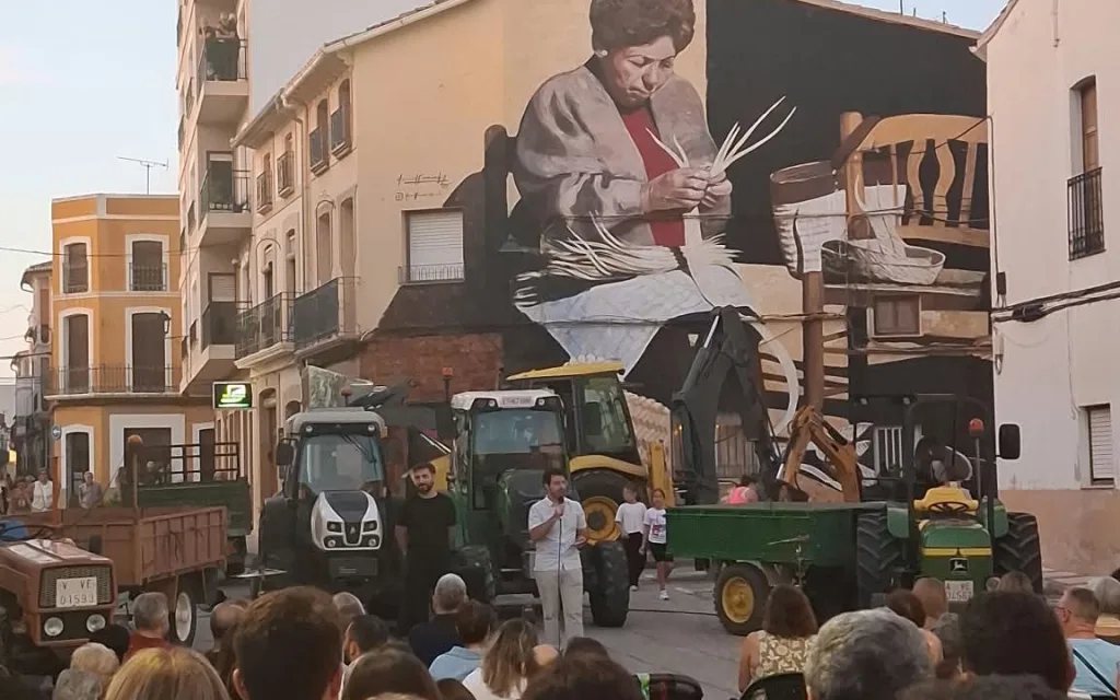 INNOVADOR ESPECTACLE A GATA, UN CONCERT AMB TRACTORS. EMMARCAT DINS LA PROGRAMACIÓ DE GATAMFEST
