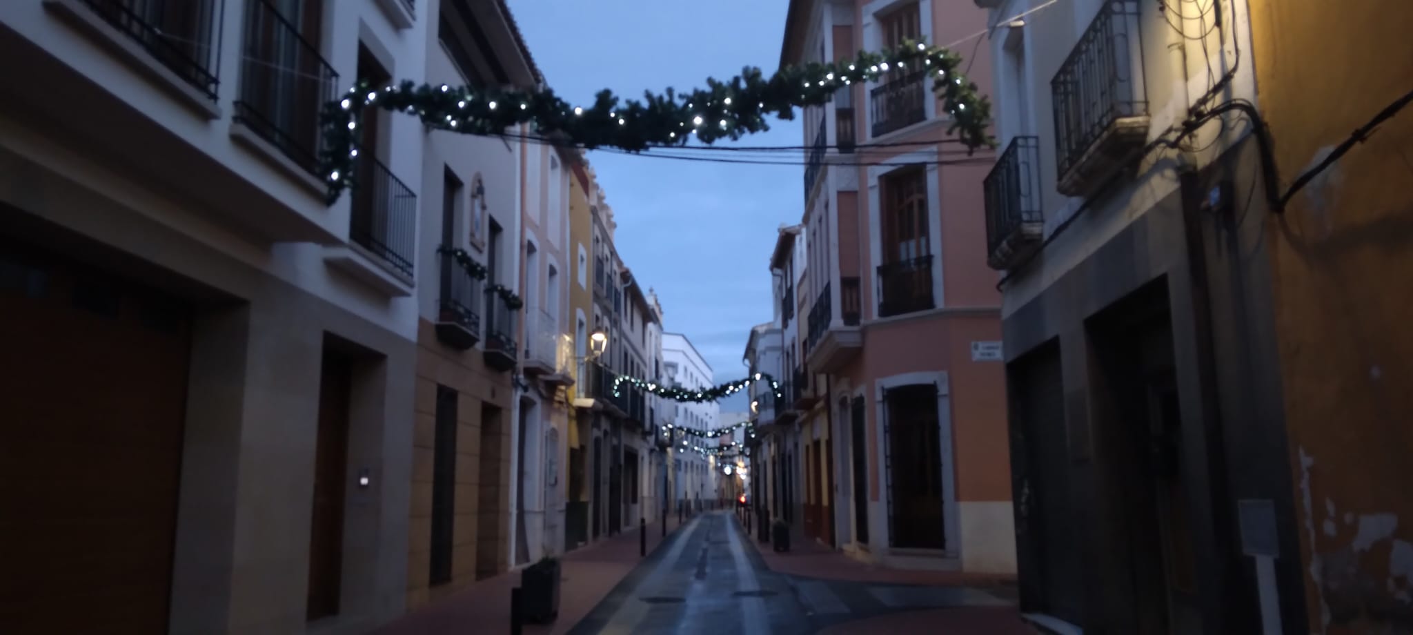 LA MÀGIA DEL NADAL GATER PER LA NIT. ELS COMERÇOS DE GATA MOSTREN UNA BOLA IL·LUMINADA, EL ARBRE ESTÀ A LA PLAÇA NOVA I L'ESTEL A LA DE L'ESGLÉSIA, LES GUIRNALDES PELS CARRERS