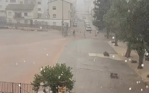 UN FORTÍSSIMA AIGUAT DEIXA 63 LITRES AL CENTRE DE GATA EN MENYS D'UNA HORA. Nombroses incidéncies per la forta pluja