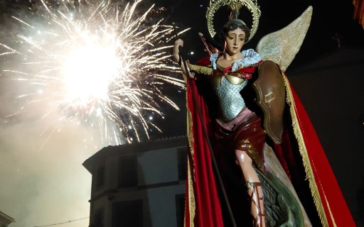 EL TEMPS RESPETA LA MISSA SOLEMNE, LA PROCESSÓ I EL CASTELL. Colofó a les festes de Sant Miquel a Gata