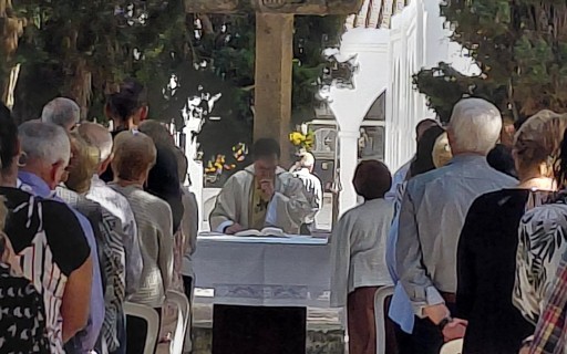 HUI, 2 DE NOVEMBRE, ÉS LA COMMEMORACIÓ DELS FIDELS DIFUNTS. Ahir i hui, centenars de persones visiten el doble cementeri de Gata